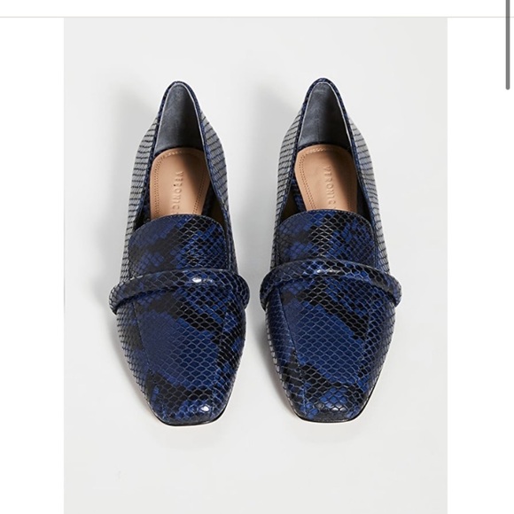 NWOB! VERONICA BEARD Size 7 snake embossed leather loafers in indigo